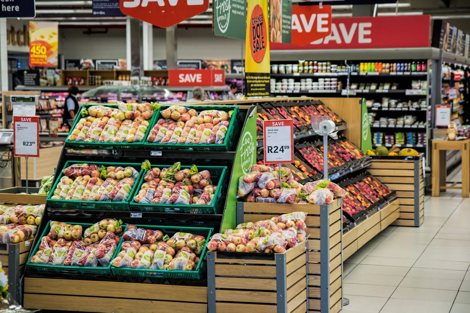 Étal de fruits et légumes frais au marché Dolac de Zagreb avec des produits locaux colorés