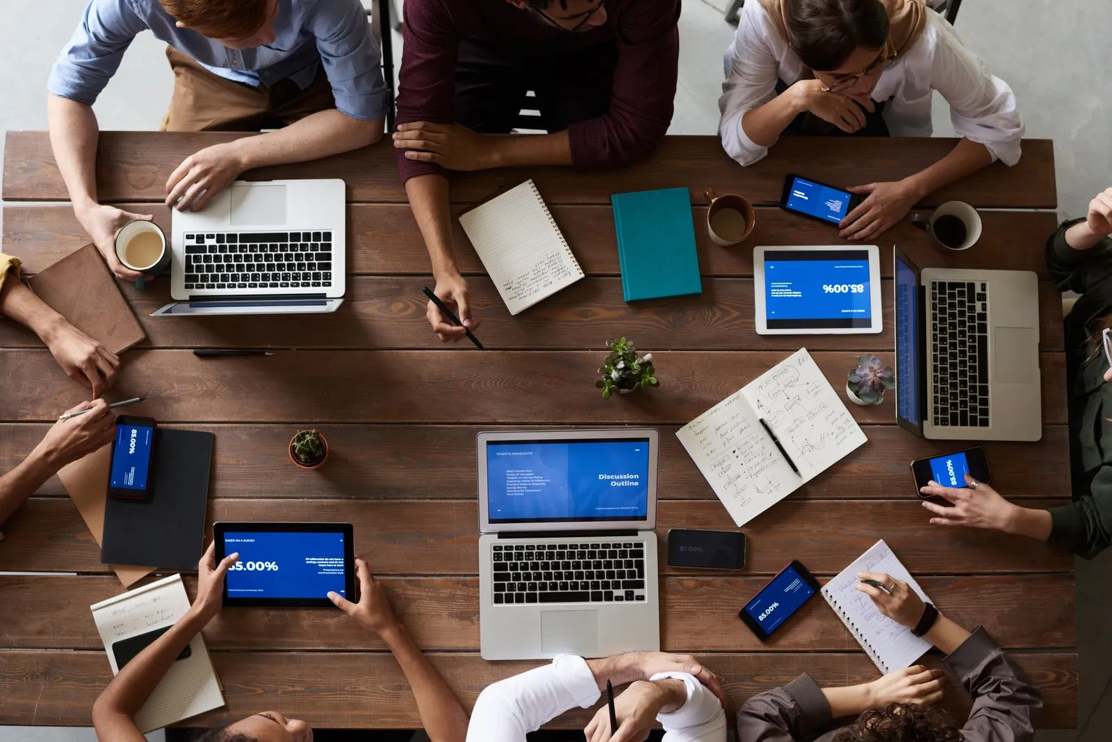 Réunion d'affaires entre entrepreneurs dans un espace de coworking moderne en Croatie