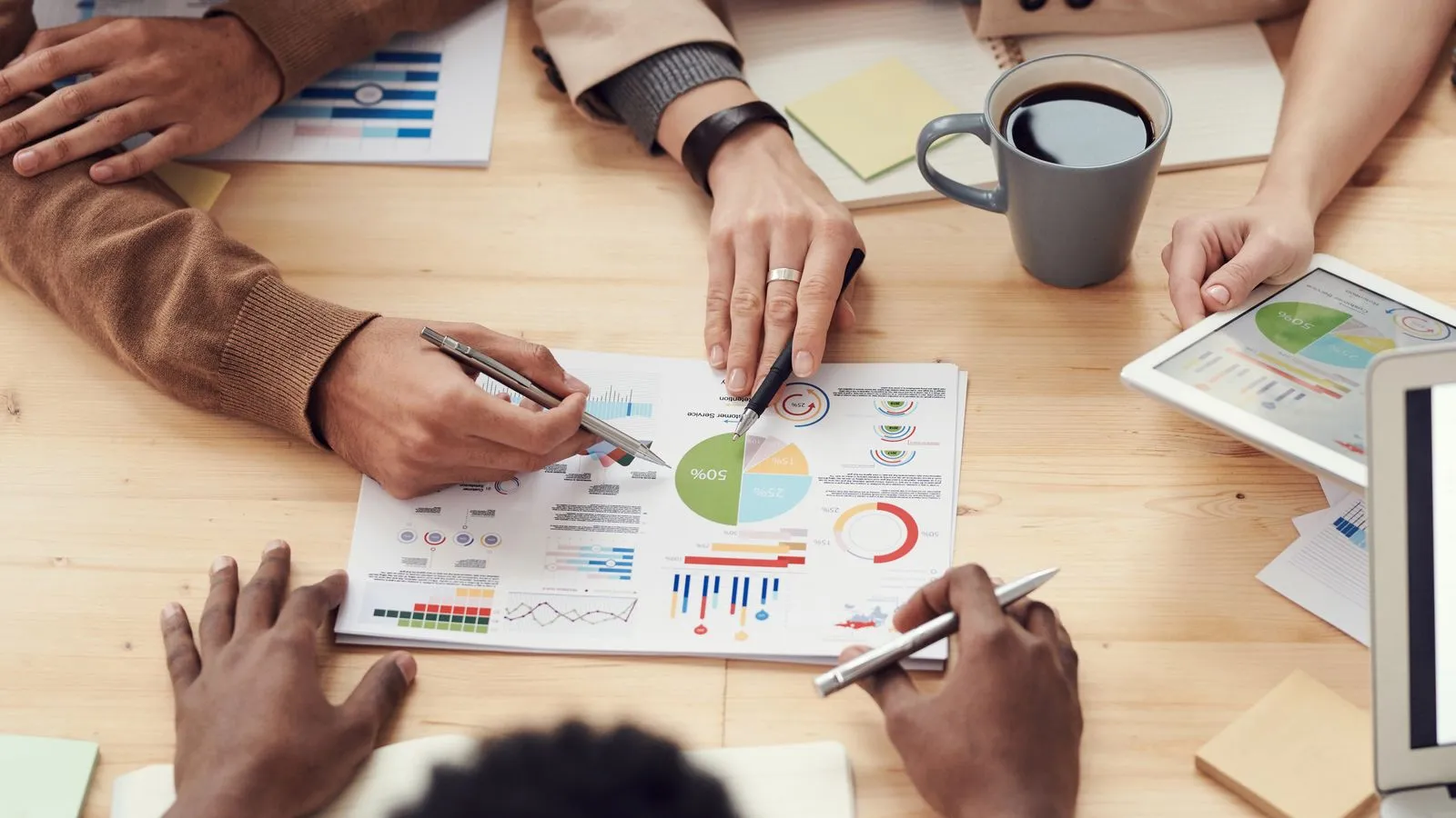 Entrepreneur travaillant sur la création de sa société dans un bureau moderne en Croatie