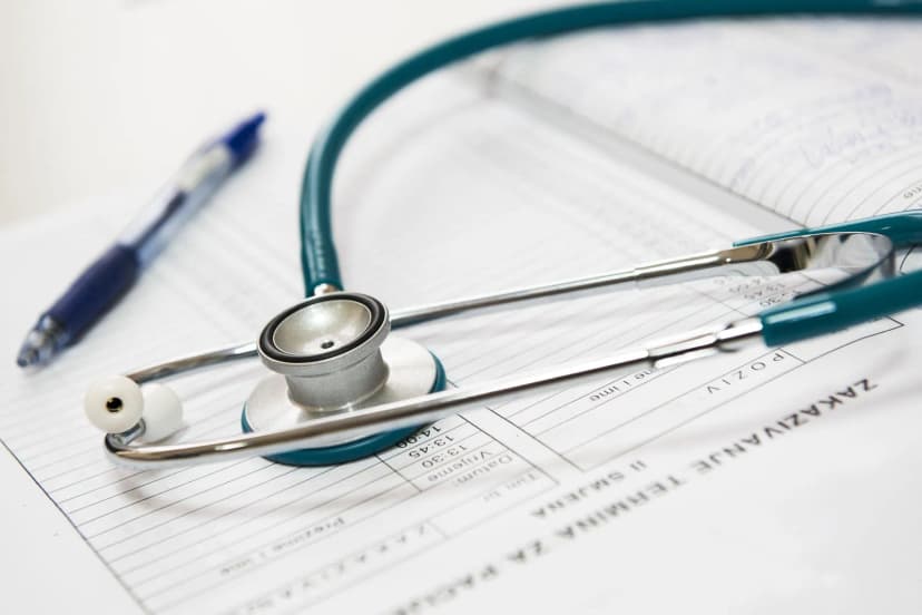 Stéthoscope médical représentant l'assurance santé obligatoire pour le visa nomade digital