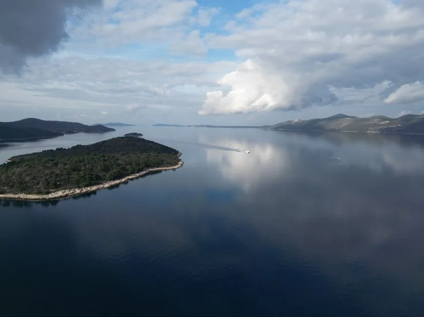 Les îles boisées et les chenaux de l'archipel de Zadar vus du ciel, en Croatie