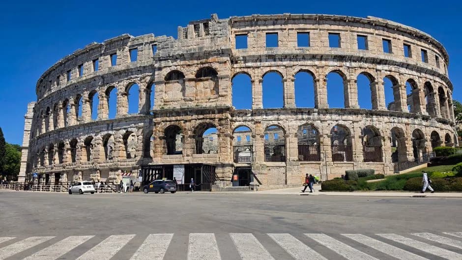 Le mur d'enceinte à trois niveaux de l'amphithéâtre romain de Pula, en Istrie