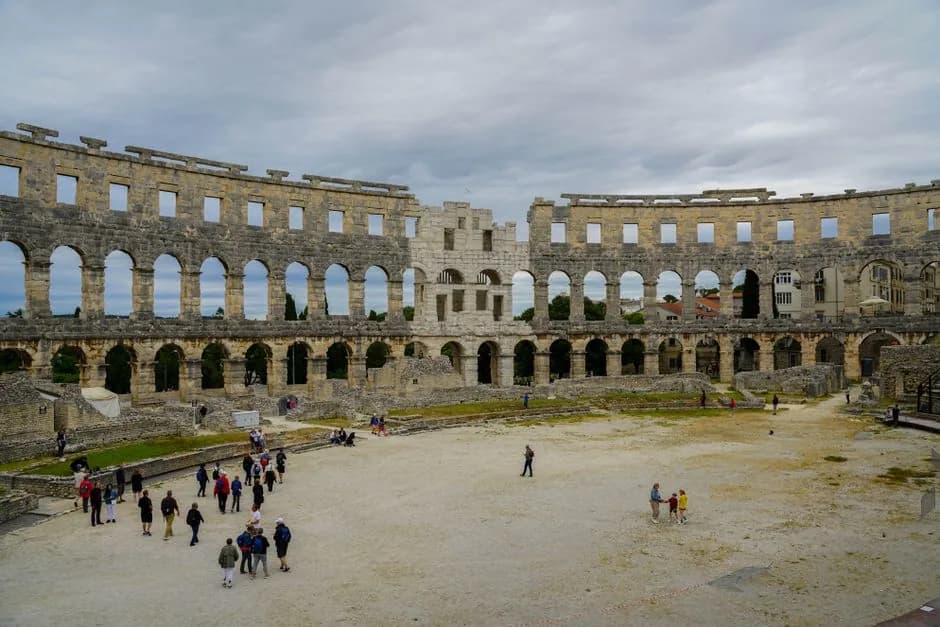 L'intérieur de l'amphithéâtre romain de Pula et son mur d'enceinte à trois niveaux