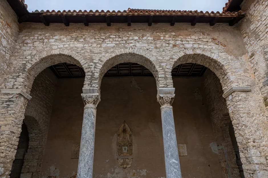 L'atrium à colonnes et chapiteaux sculptés de la basilique euphrasienne de Poreč