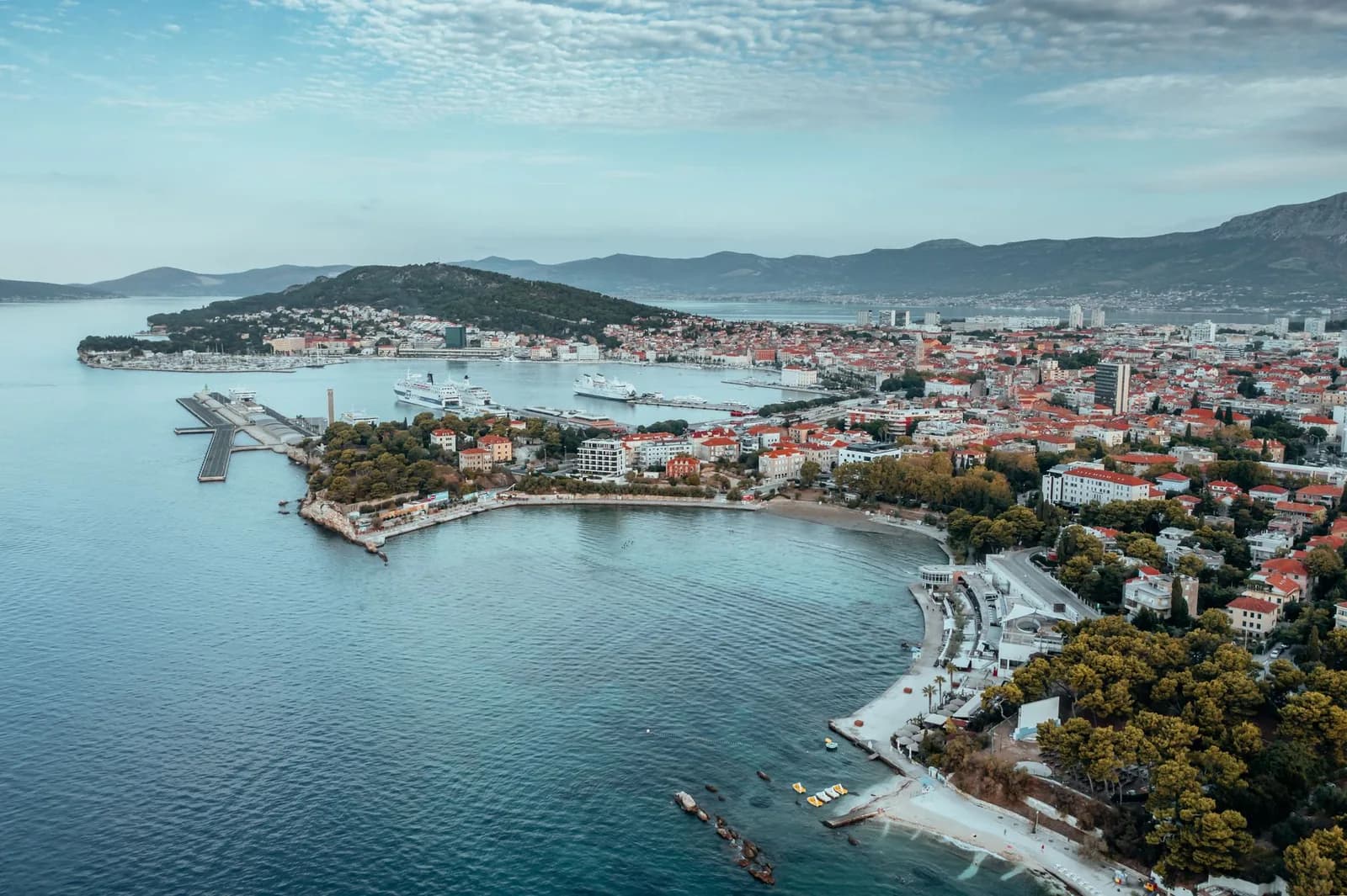 La baie de Bačvice, le port de ferries et les quartiers résidentiels de Split vus depuis les hauteurs, en Croatie