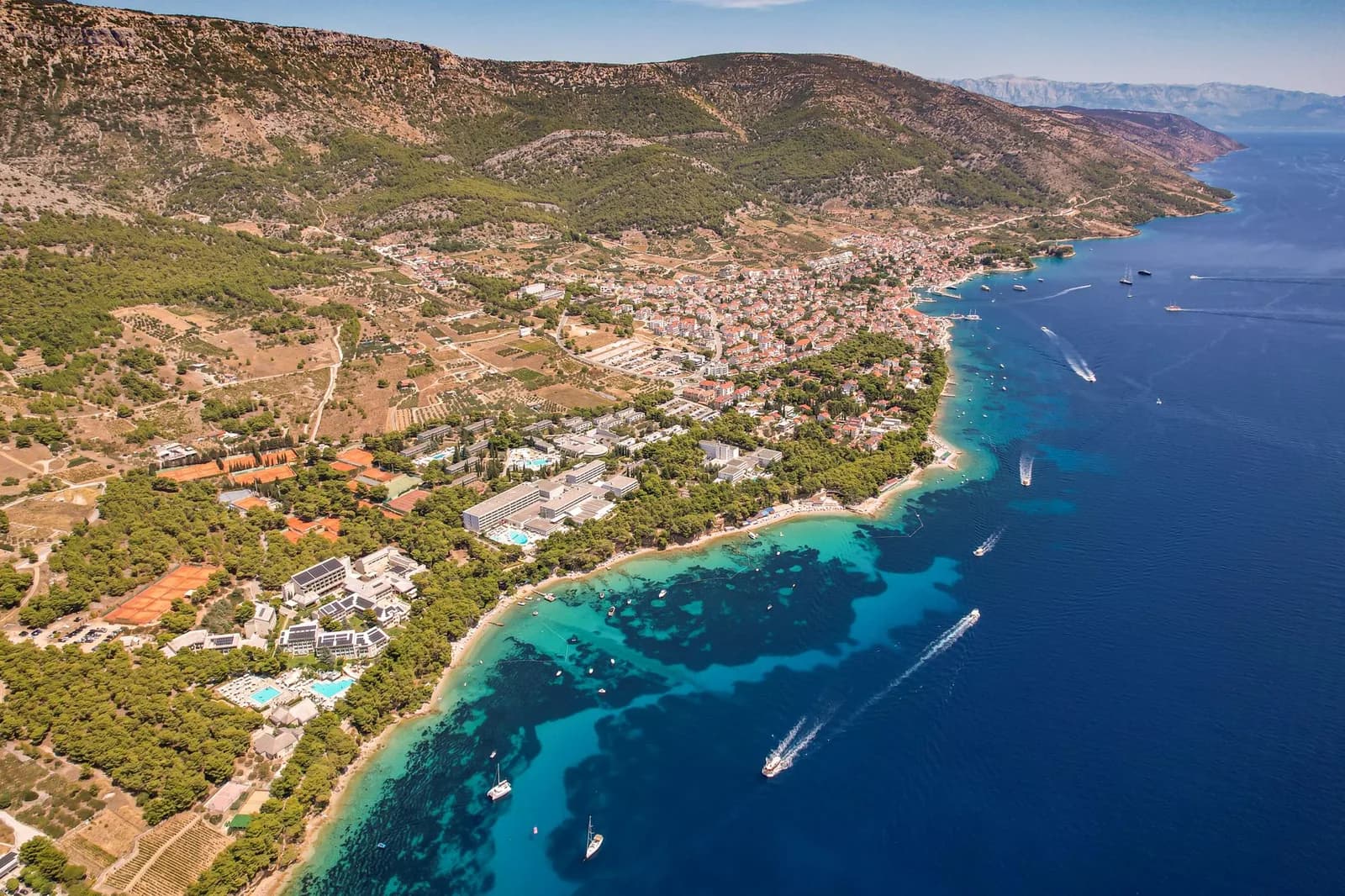 Vue aérienne de la côte dalmate, de ses reliefs et de la mer Adriatique