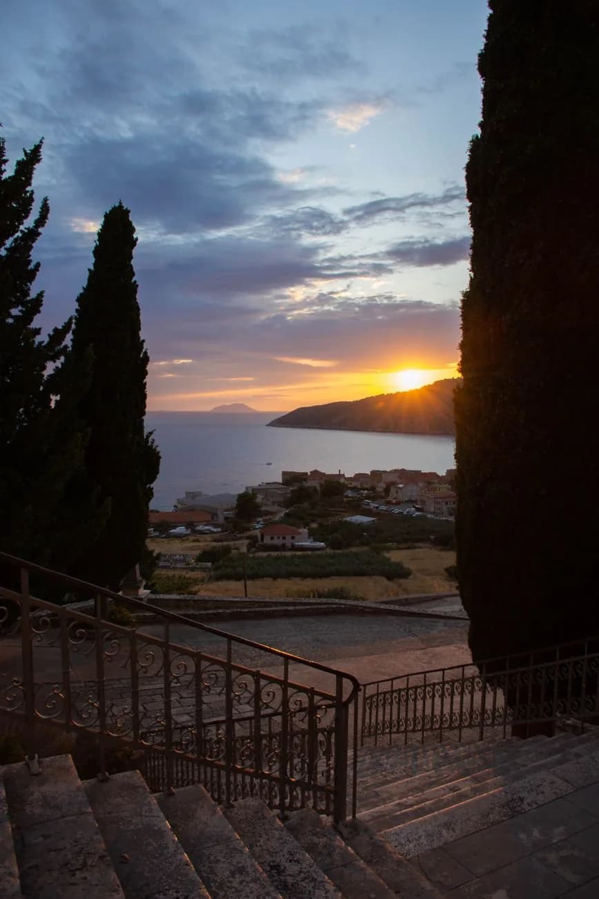 La baie de Komiža au coucher du soleil, sur l'île de Vis, en Croatie