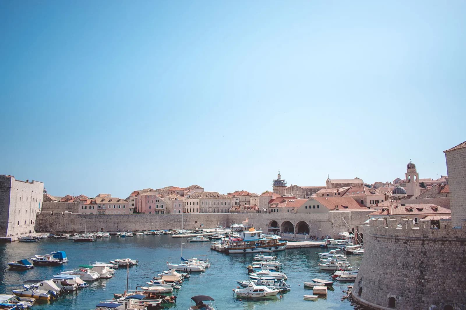 Bateaux amarrés devant les remparts dans le vieux port de Dubrovnik, d'où part la navette de Lokrum
