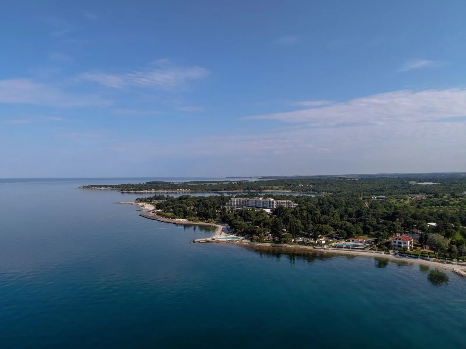 Vue aérienne de la côte boisée près de Poreč, en Istrie, avec une mer bleu profond