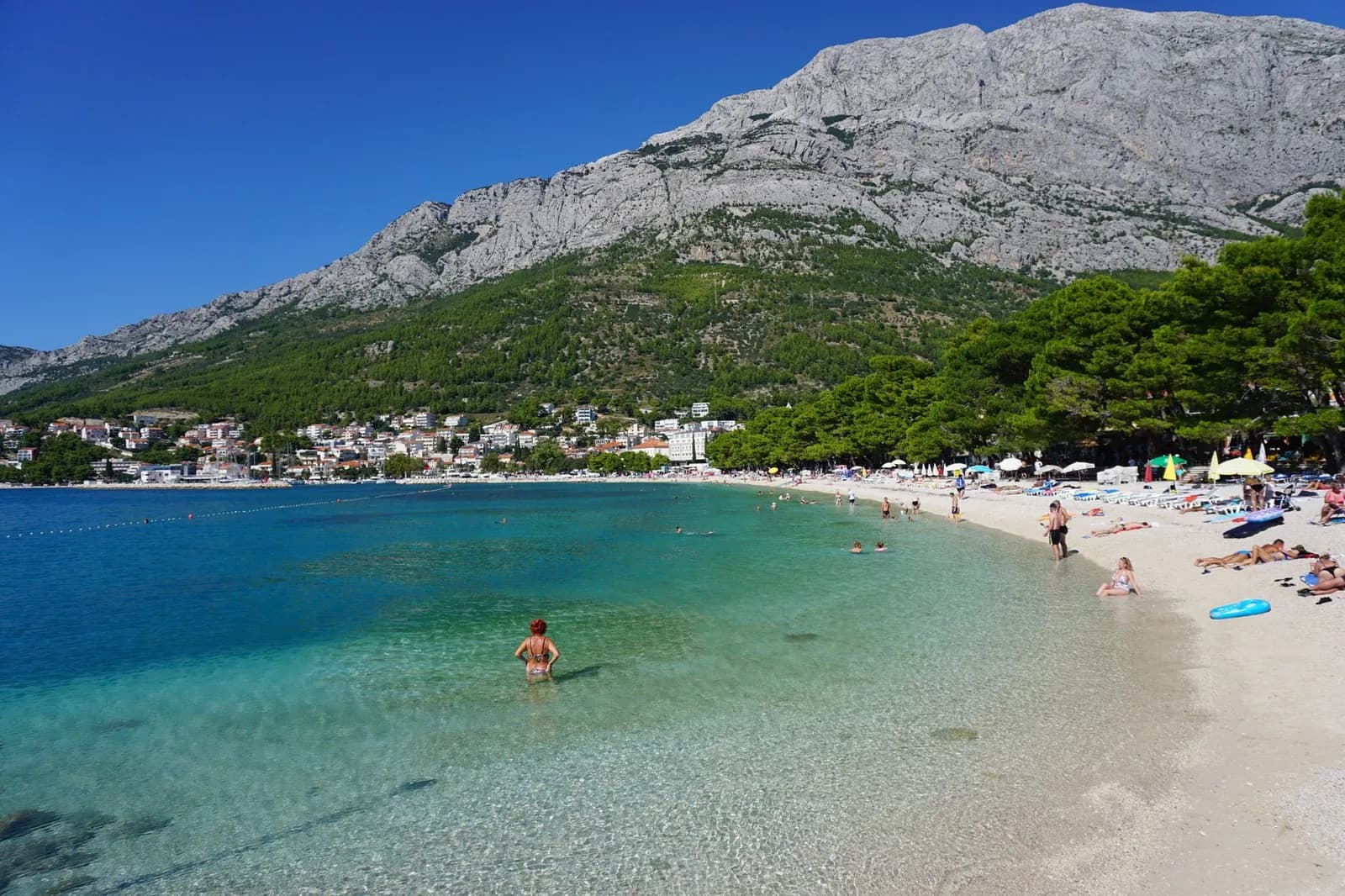 Plage de galets et eau turquoise de la riviera de Makarska, sous le massif du Biokovo