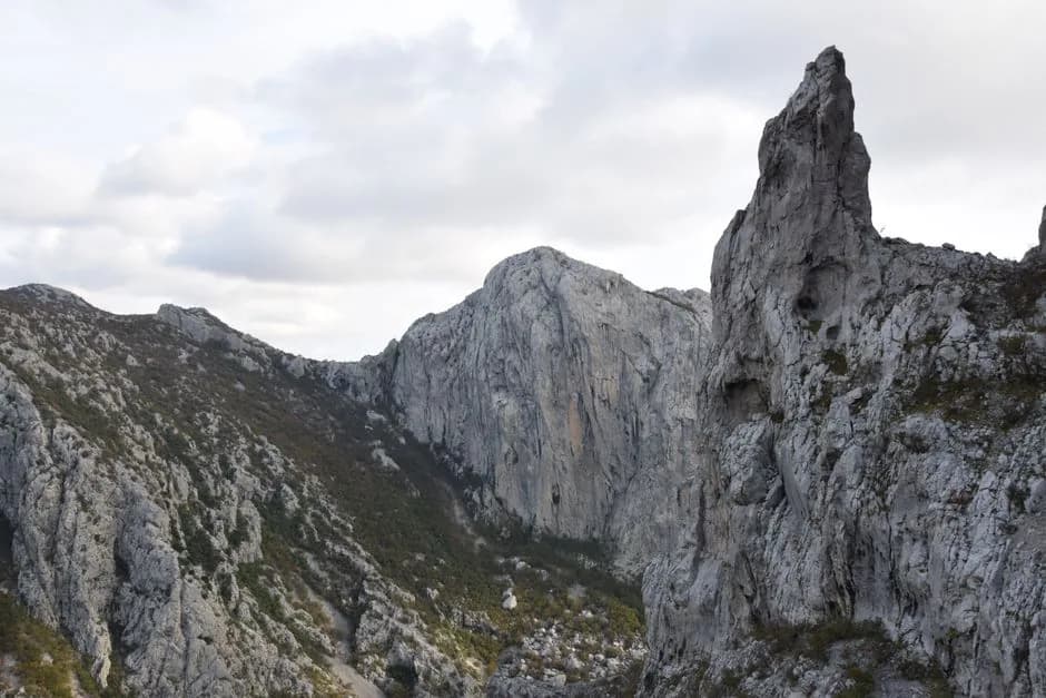 Les parois calcaires du canyon de Velika Paklenica, dans le massif du Velebit
