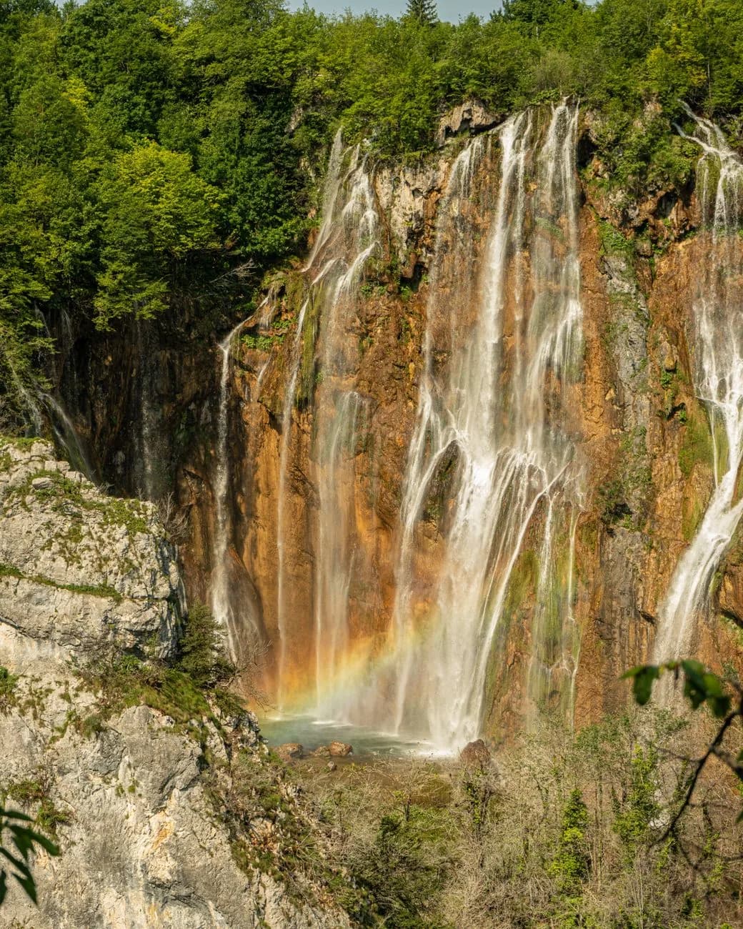 La cascade Veliki Slap et son arc-en-ciel dans le parc national des lacs de Plitvice