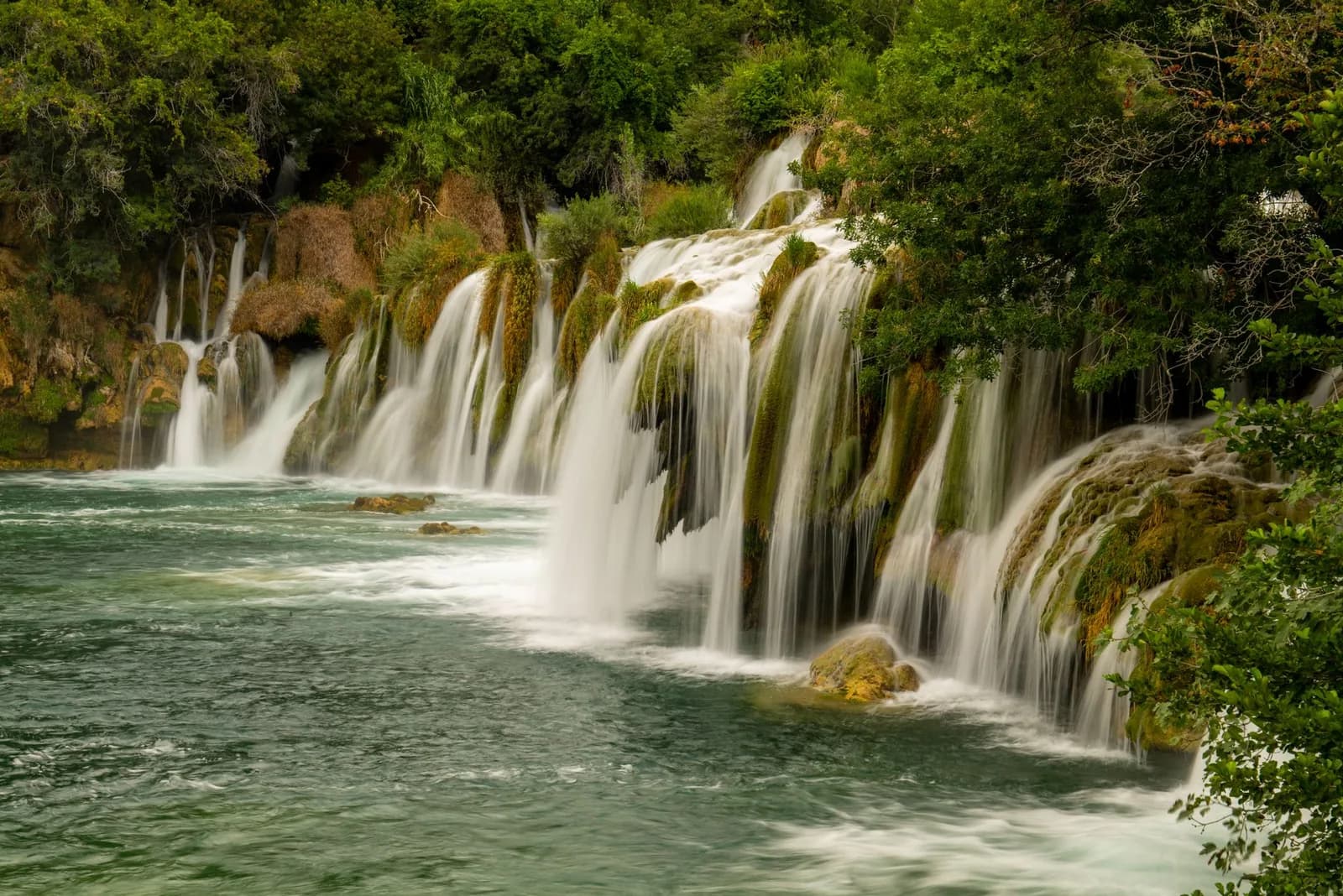 Cascades en gradins de travertin du parc national de Krka en Croatie