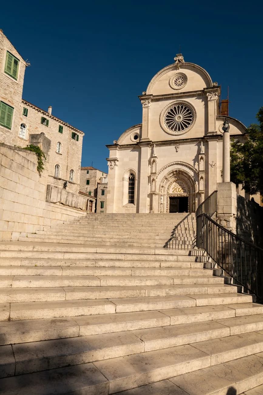 La cathédrale Saint-Jacques de Šibenik vue depuis son escalier, en Dalmatie