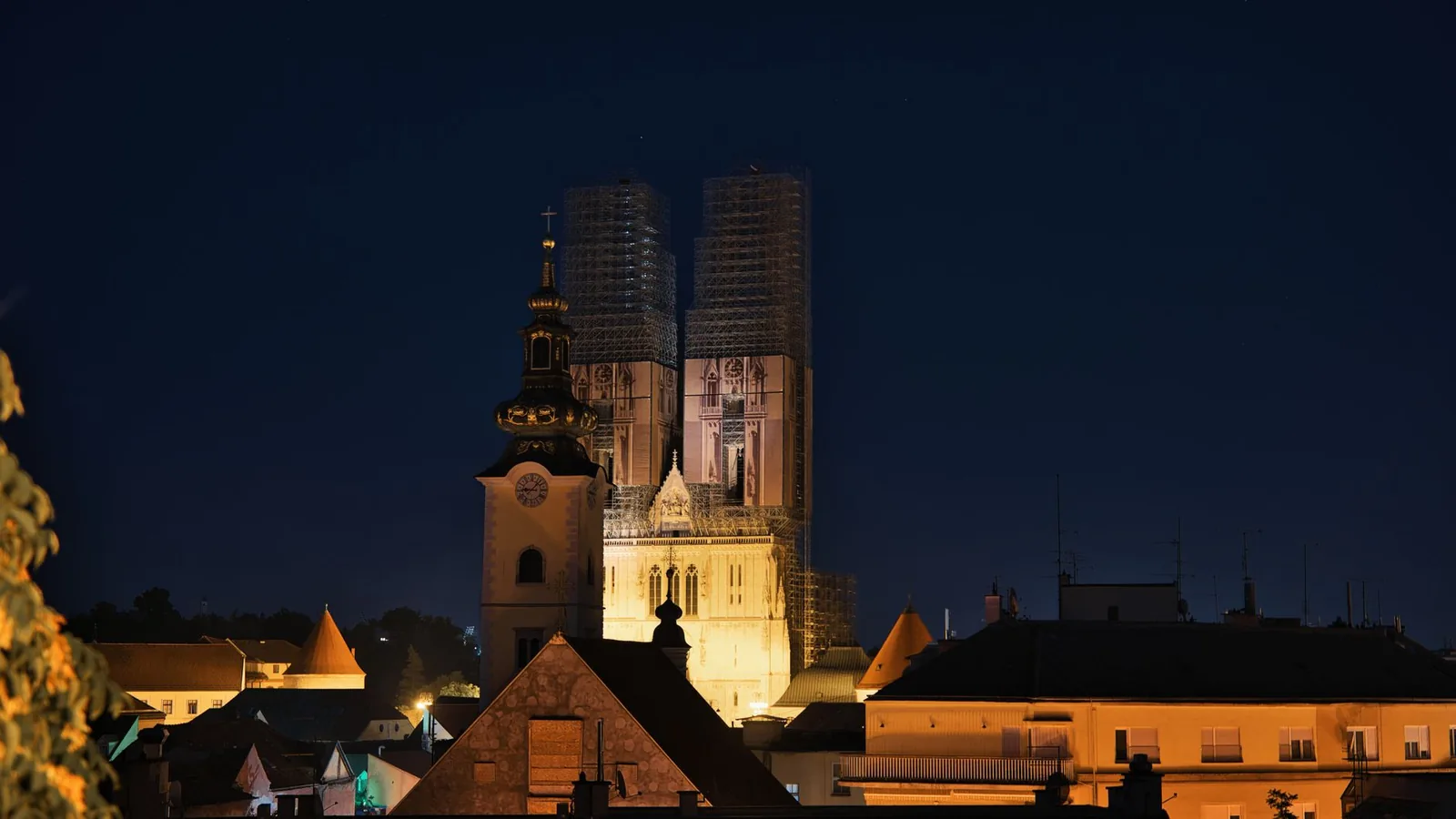 La cathédrale de Zagreb illuminée au-dessus des toits de la ville haute