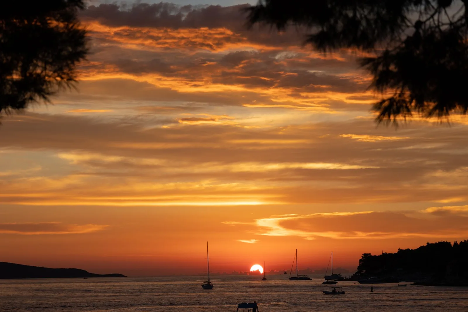 Coucher de soleil sur des voiliers au mouillage au large de Hvar