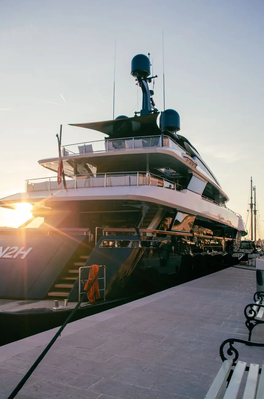 Yacht amarré au quai du port de Mali Lošinj au coucher du soleil