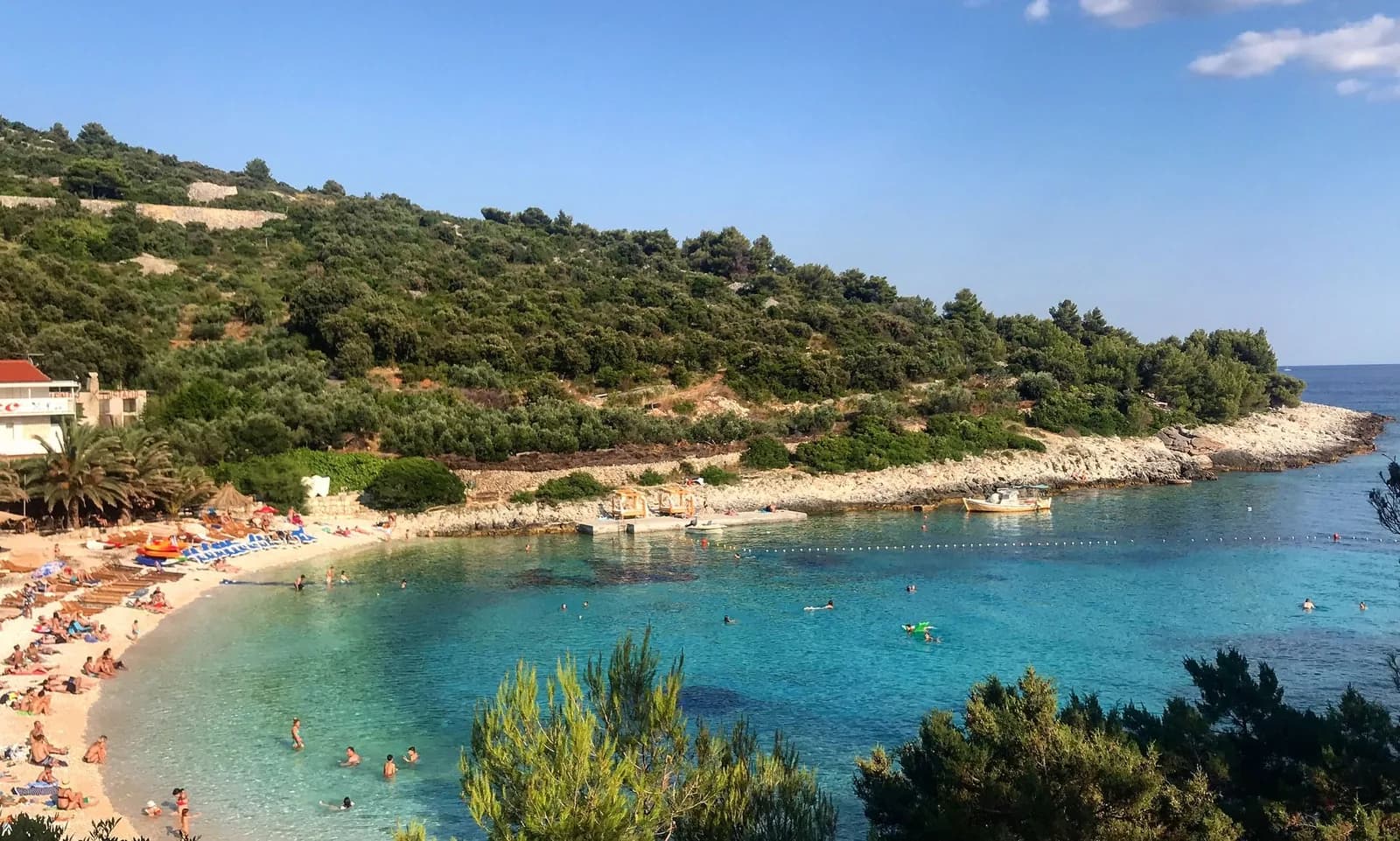 Crique aux eaux transparentes sur l'île de Vis, en Croatie