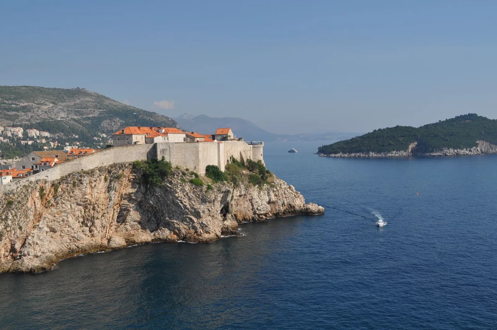 Remparts et fort Lovrijenac de Dubrovnik sur leur falaise au-dessus de l'Adriatique