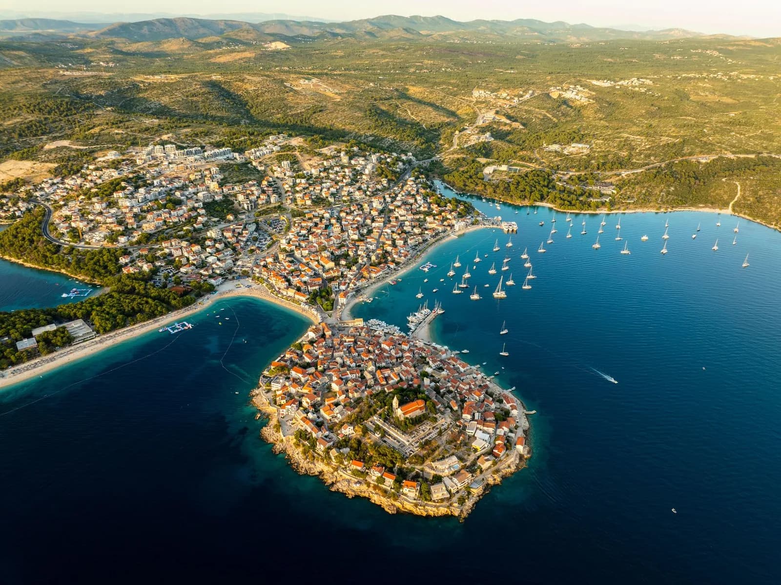 Vue aérienne de Primošten et de sa presqu'île dans la lumière dorée de fin de journée
