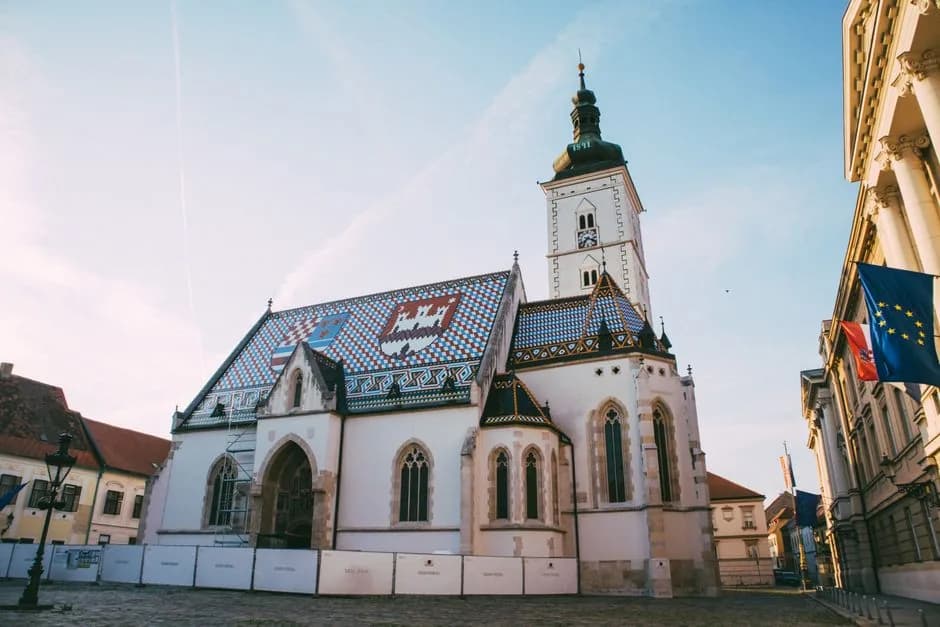 Le toit de tuiles vernissées de l'église Saint-Marc, dans la ville haute de Zagreb