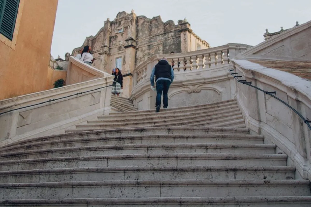 L'escalier baroque des Jésuites à Dubrovnik, avec ses balustrades en pierre claire et quelques visiteurs qui montent