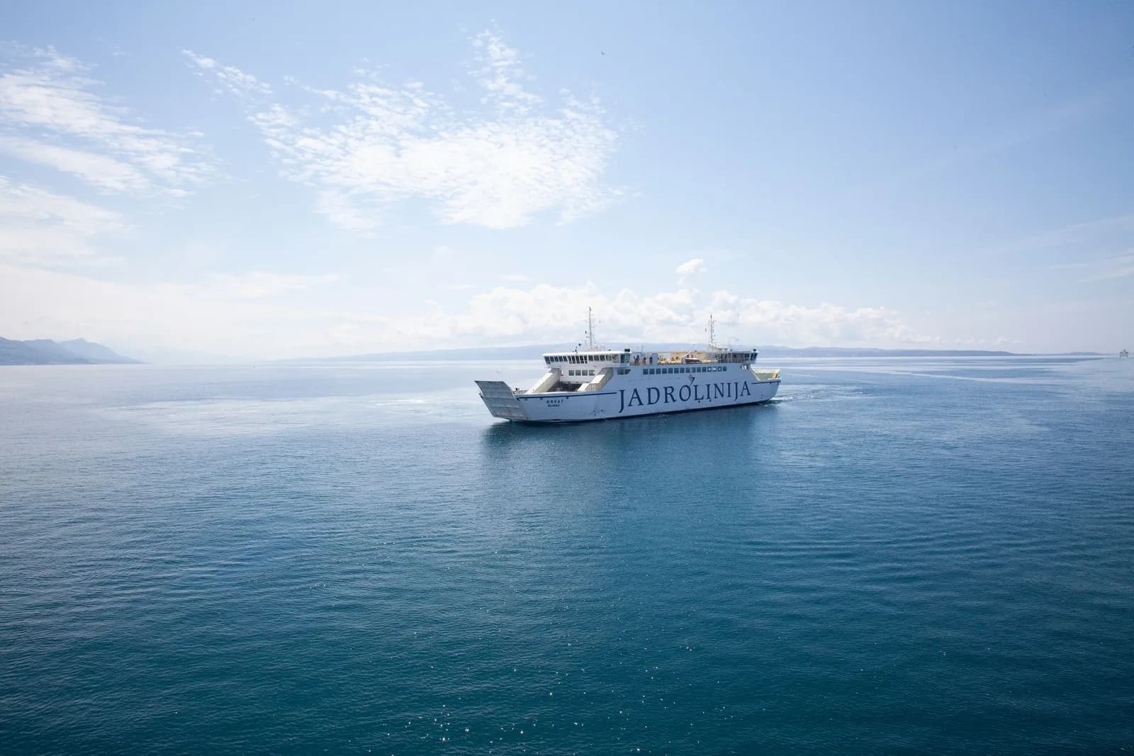 Un ferry Jadrolinija naviguant sur la mer Adriatique en Croatie