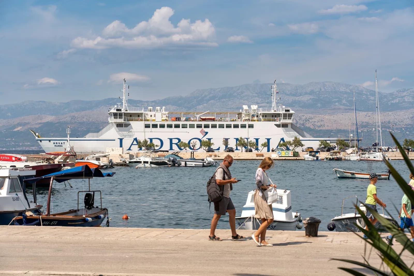 Ferry Jadrolinija à quai au port de Supetar sur l'île de Brač
