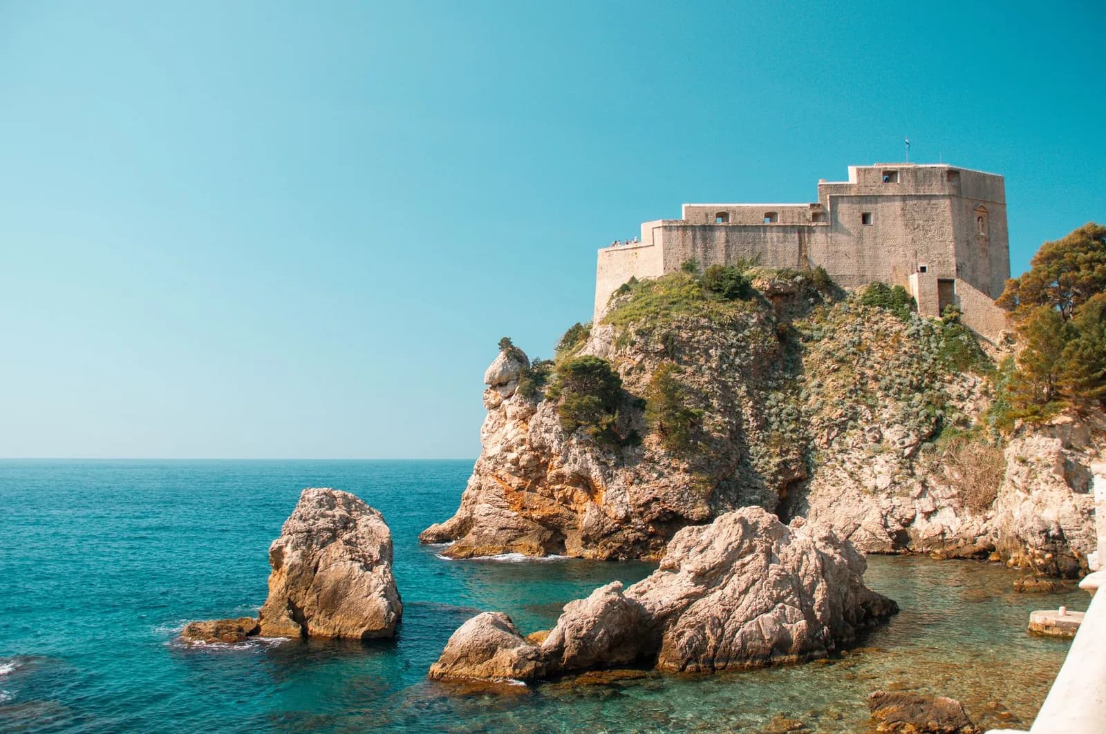 Le fort Lovrijenac perché sur son rocher au bord d'une mer turquoise, à Dubrovnik