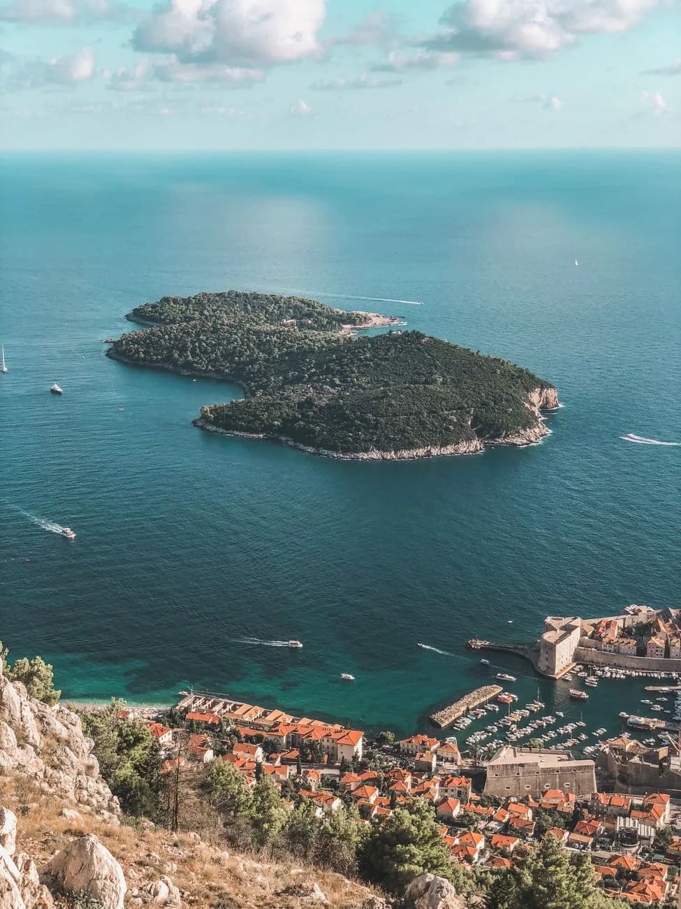 L'île de Lokrum et le port de Dubrovnik vus des hauteurs, mer turquoise et bateaux