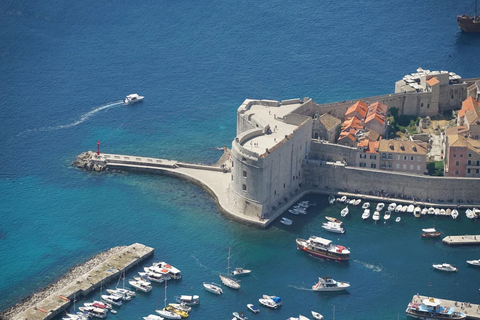 Le fort Saint-Jean et le vieux port de Dubrovnik vus du dessus, avec la jetée et les bateaux amarrés
