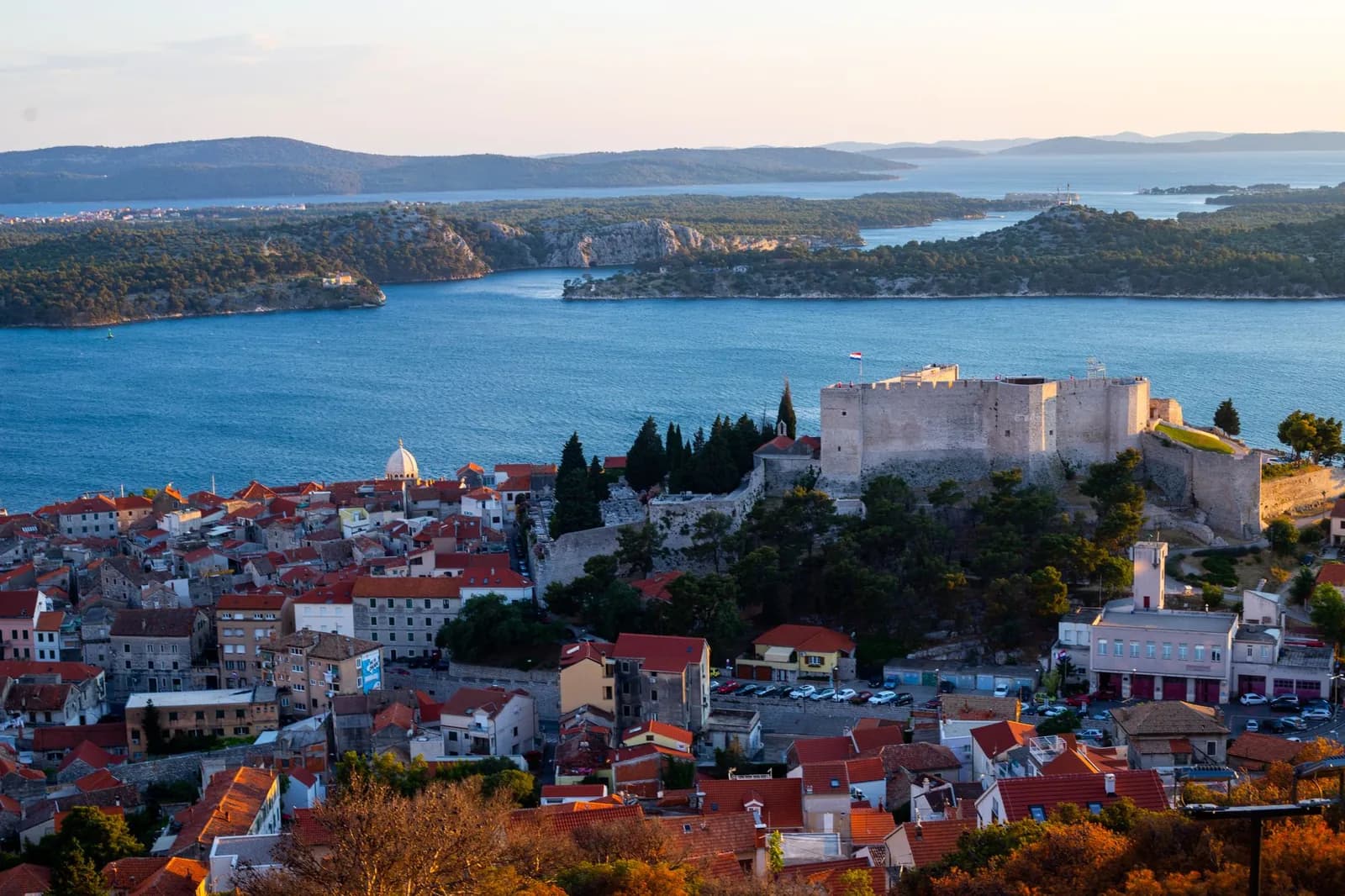 La forteresse Saint-Michel dominant les toits de Šibenik et le chenal Saint-Antoine, en Croatie