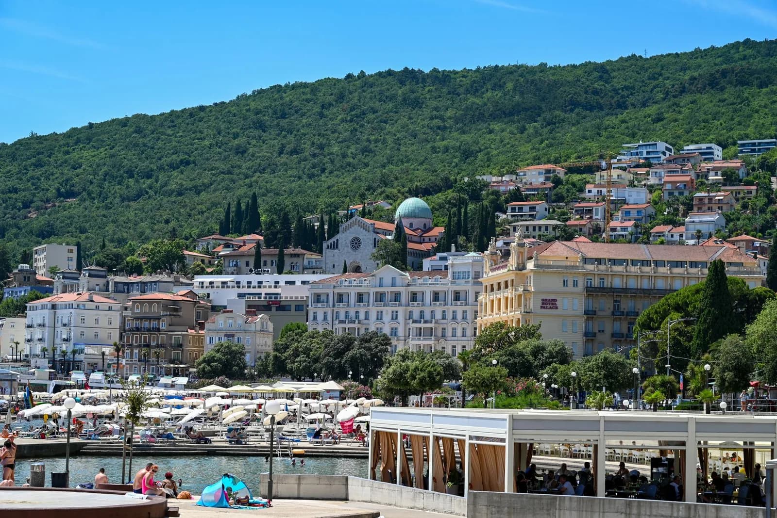 Le front de mer d'Opatija, ses hôtels Belle Époque et la plage de Slatina, en Croatie