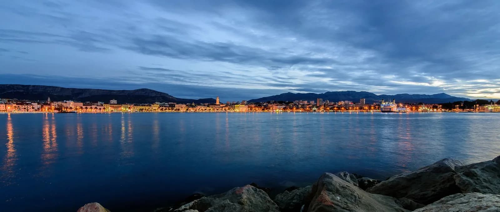 Le front de mer de Split au crépuscule, sur la côte dalmate