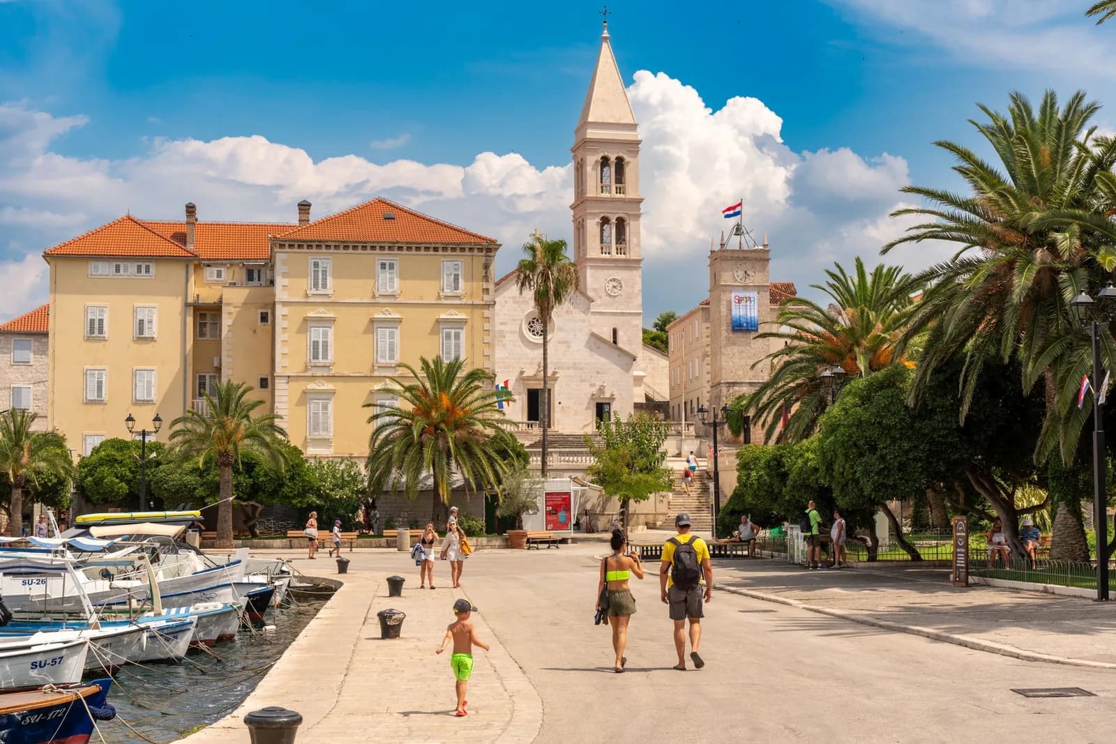 Le front de mer de Supetar sur l'île de Brač, son clocher et ses palmiers