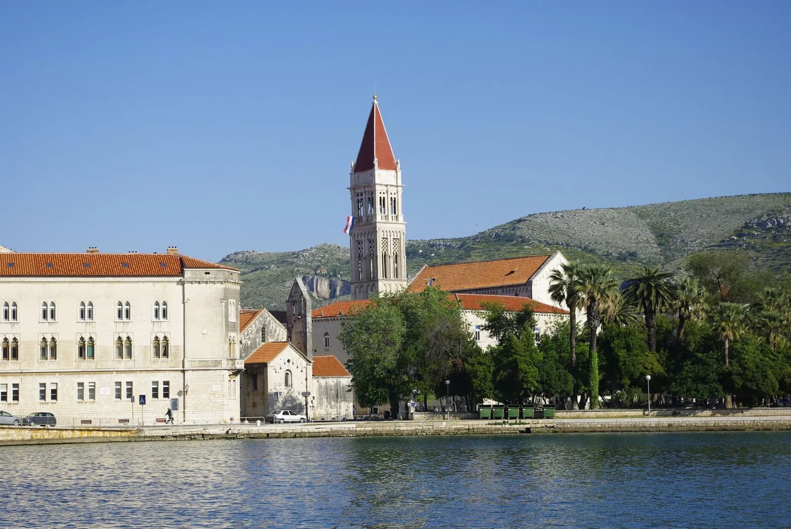 Le front de mer de Trogir et le clocher de la cathédrale Saint-Laurent, en Croatie