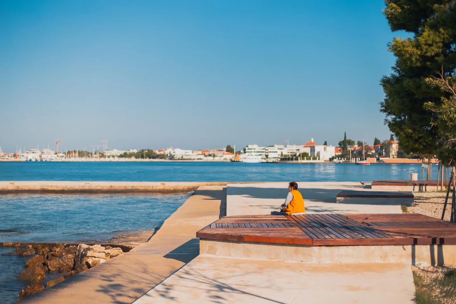 Le front de mer aménagé de Zadar au bord de l'Adriatique