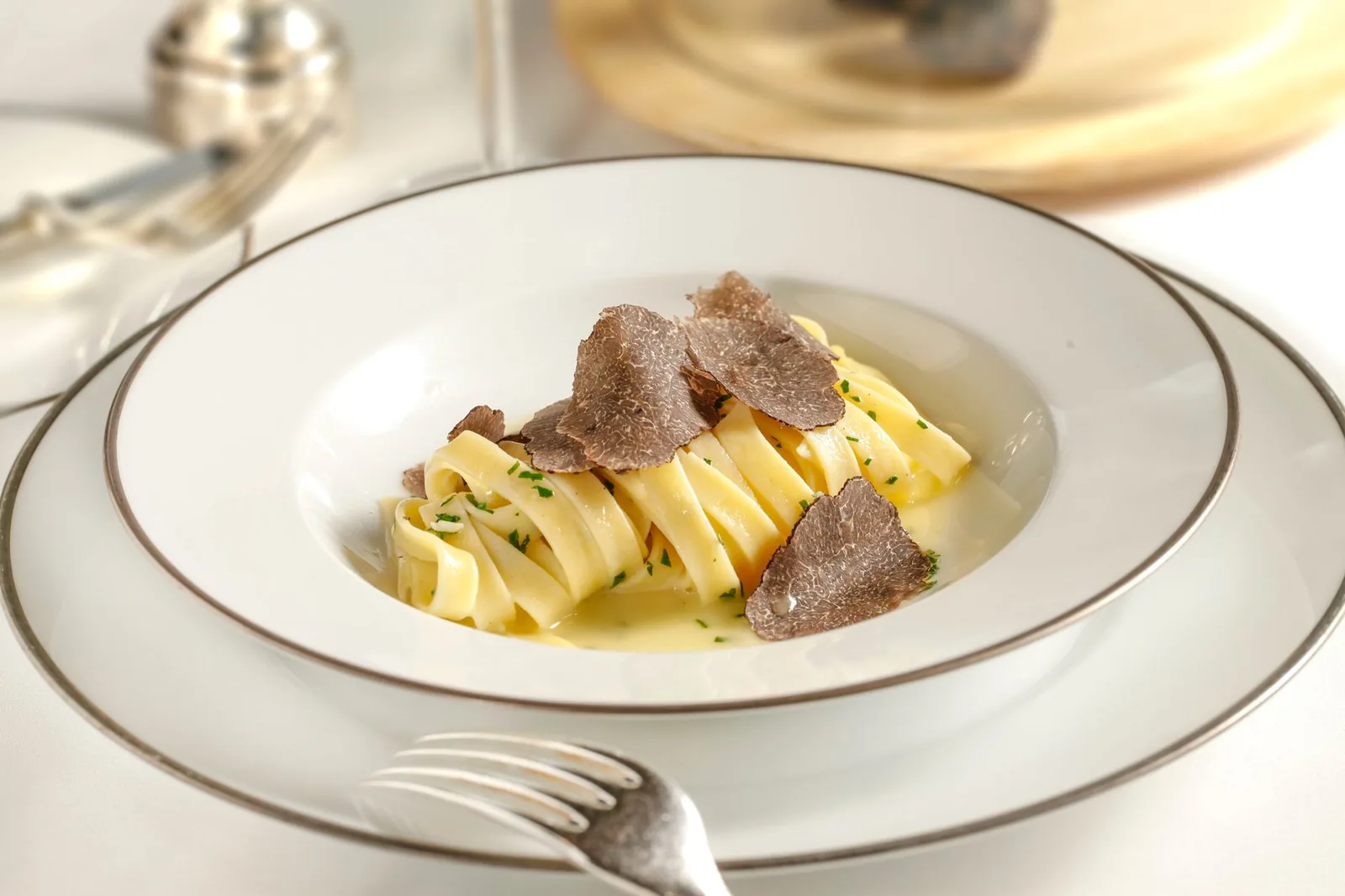Une assiette de pâtes fraîches à la truffe noire