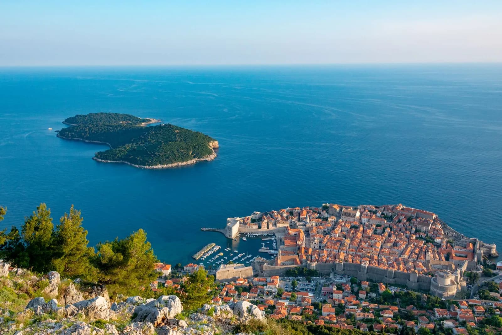 Vue aérienne de l'île boisée de Lokrum face à la vieille ville de Dubrovnik et son port