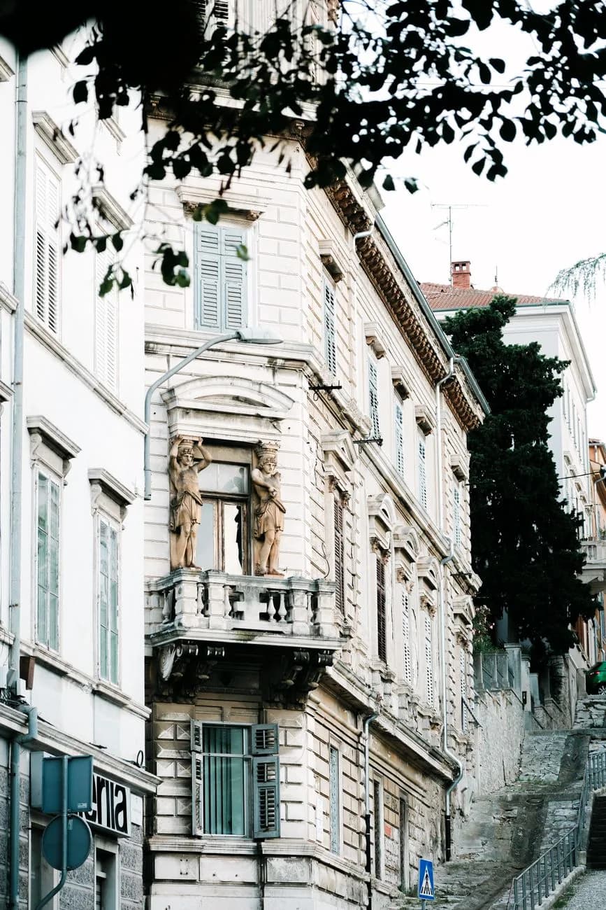 Façades austro-hongroises avec balcon à cariatides dans le centre de Rijeka