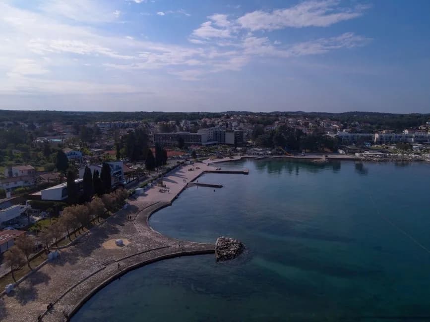 Le littoral aménagé de Poreč vu du ciel, digues, plages de galets et complexes hôteliers