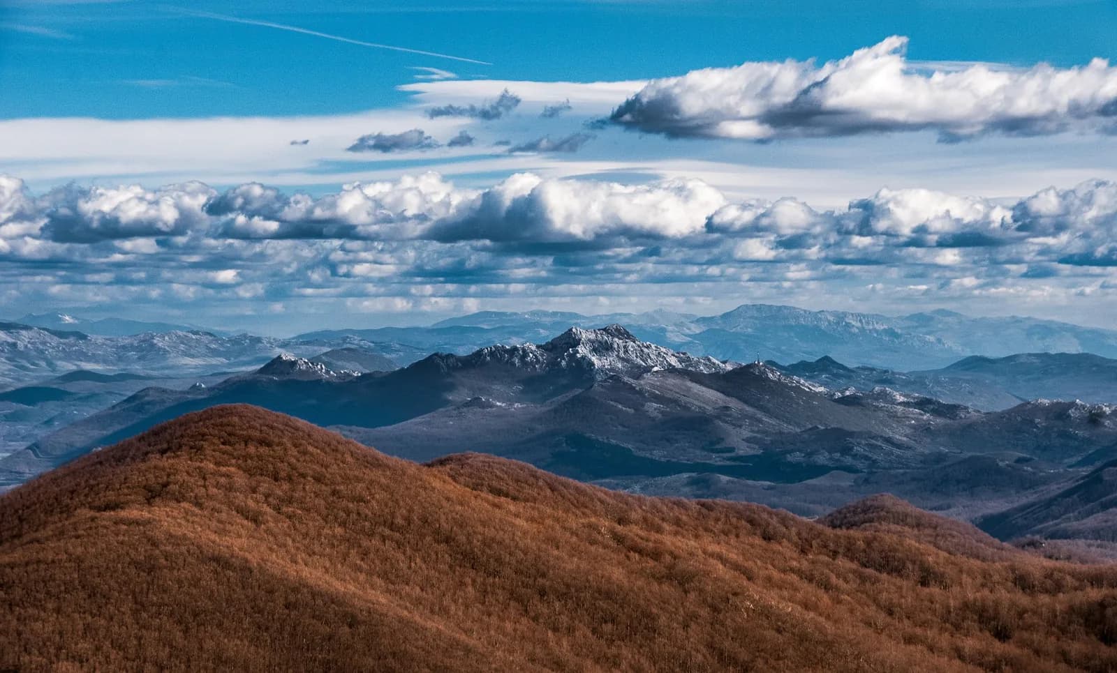 Les sommets enneigés du massif du Velebit dominant les forêts de hêtres en hiver, en Croatie