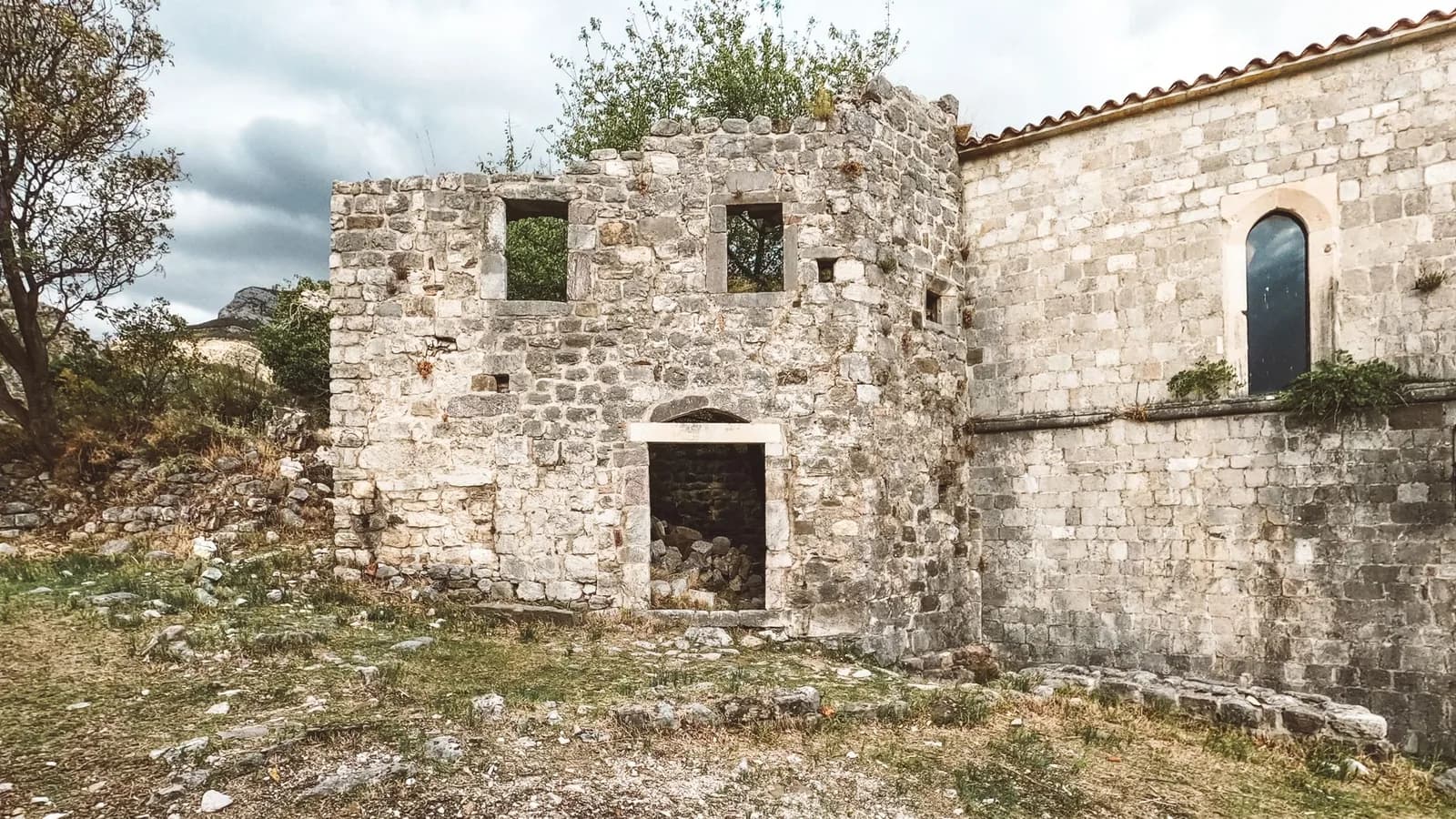 Murs en pierre aux fenêtres vides d'un ancien monastère sur la côte de Dubrovnik