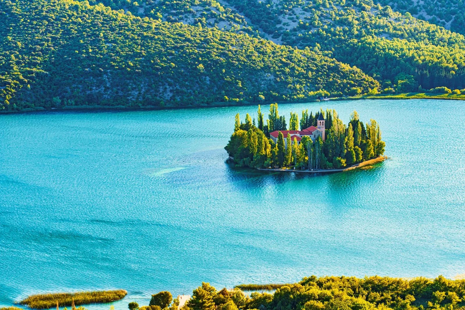 Le monastère de Visovac sur son îlot boisé au milieu de la rivière Krka
