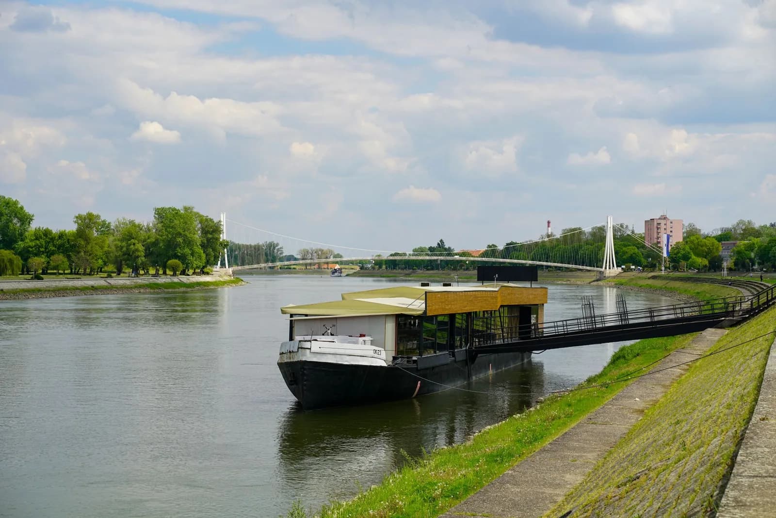 Berges de la Drave à Osijek, en Slavonie, avec le pont piéton suspendu