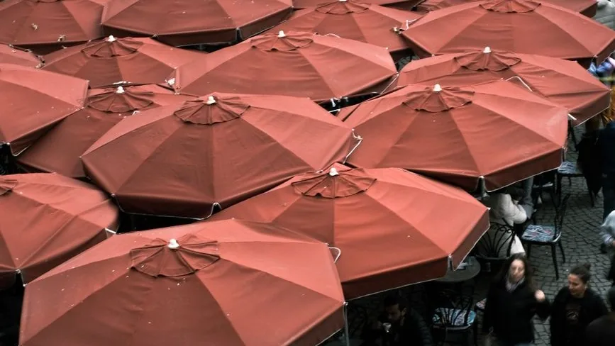 Parasols rouges vus d'en haut dans le centre de Zagreb, signature des marchés de la ville
