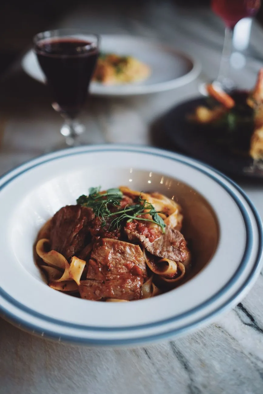 Des morceaux de bœuf braisé en sauce brune