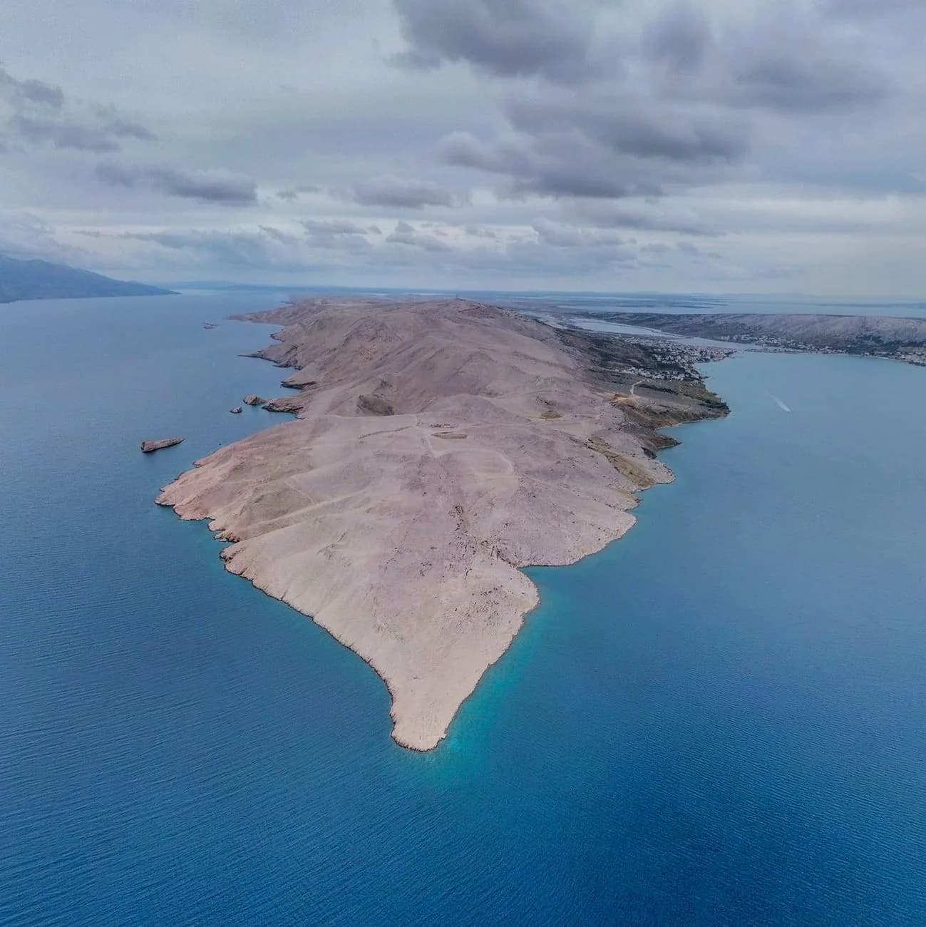 Vue aérienne des reliefs pelés de l'île de Pag entourés par l'Adriatique