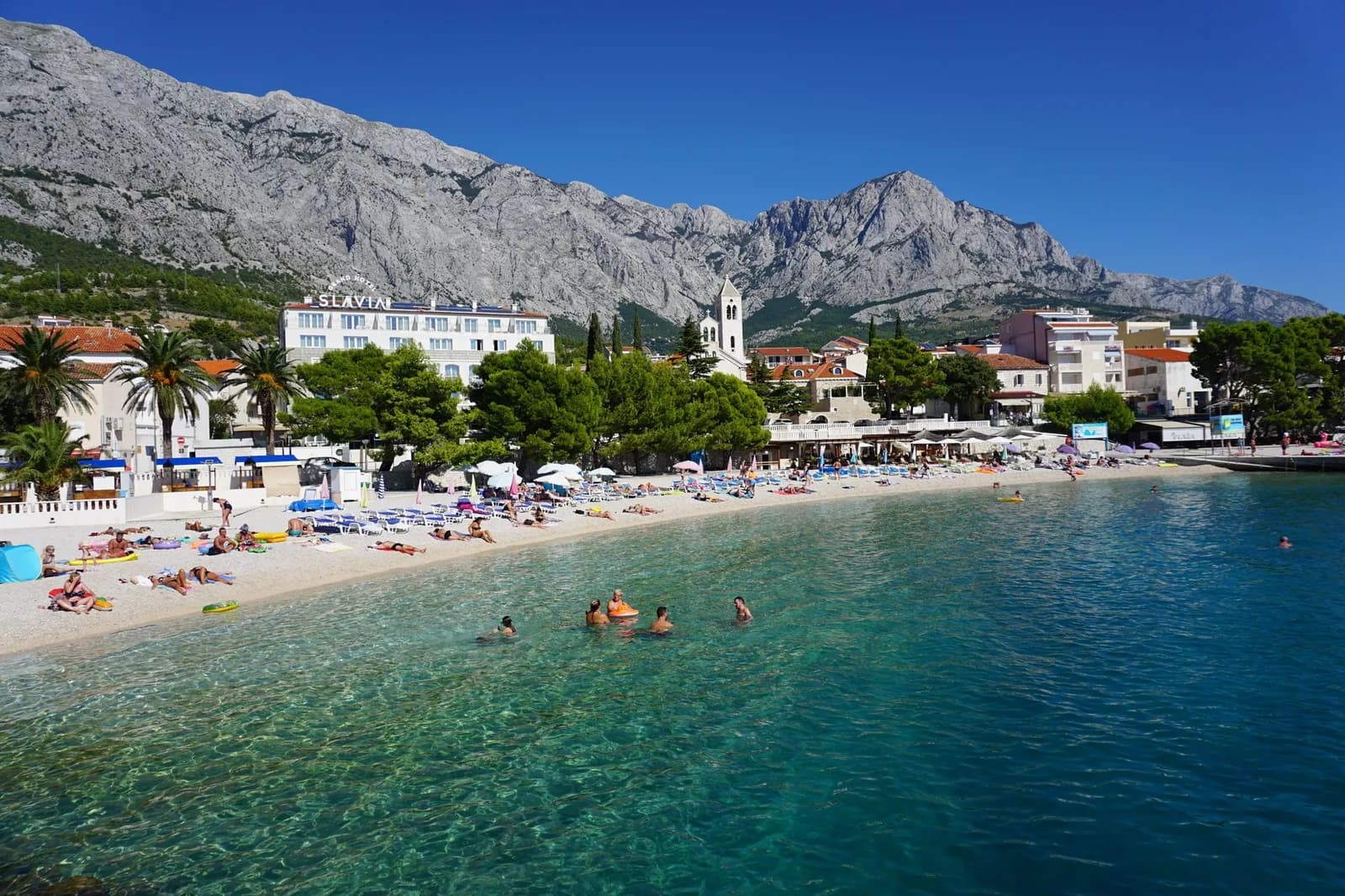 Plage de Baška Voda en pleine saison, sur la riviera de Makarska, au pied du massif du Biokovo en Croatie
