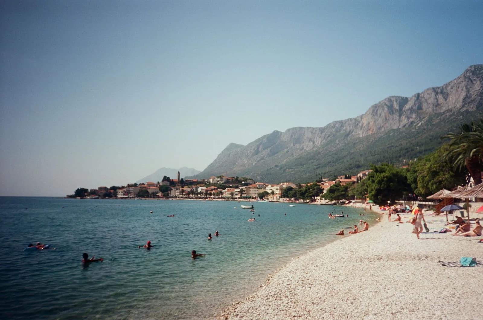 La plage de galets de Gradac, avec les montagnes du Biokovo en toile de fond